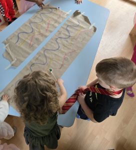 ein kind folgt mit dem stift einer vorgegebenen linie